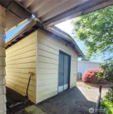 Huge 12.5' x 16' Shop/outbuilding with power