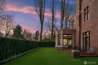 Plenty of space for outdoor parties as well as pets.