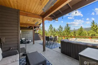 Covered outdoor space with heaters and VIEWS