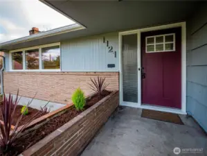 NICE LONG AND WIDE ENTRYWAY...PERFECT FOR DECORATING FOR HOLIDAYS...GIVE THOSE PLANTERS A FEW MONTHS AND THEY'LL LOOK SMASHING