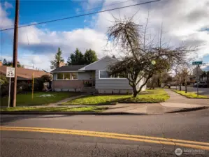 1121 4TH AVE. WEST OLYMPIA...1/2 MILE TO DOWNTOWN...1 MILE TO THE MALL...