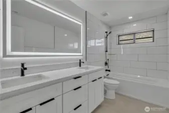 Upstairs main bath with extra large soaking tub