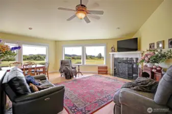 Nice great room concept with vaulted ceilings...