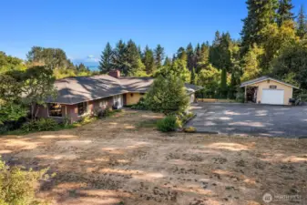 Easy island living ready for you! Mere minutes from Vashon core - shops, eateries, art galleries and more. And conveniently located equidistant between town and the north end ferry.