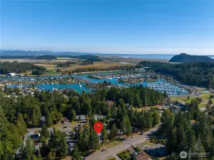 Perfect location in Shelter Bay! Just a short walk to the golf course, pool and marina.