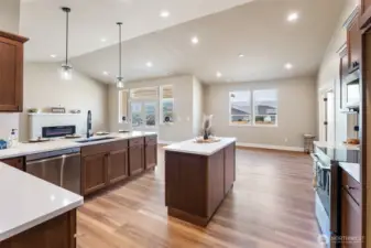 Large Kitchen with Pennisula Seating and Island- Quartz Countertops and Backsplash