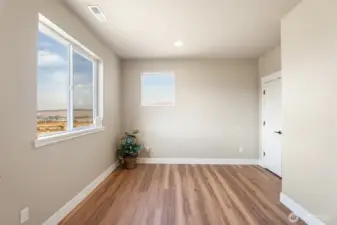 Flex room- perfect for home office, den and more!