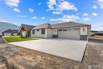 825 sg ft garage- plus room for shop!