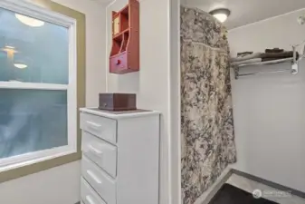 Another view of the full bath