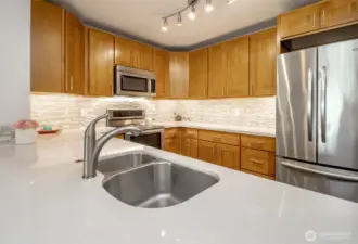 Quartz counter tops with under cabinet lighting