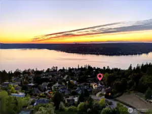 House looks out to Lake Sammamish