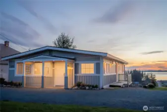 Modern remodel level entry home... bluff view setting with 1300 sq-ft on main level plus lower daylight level with views