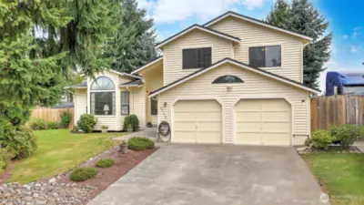1660 square foot tri-level located minutes to shopping, I-5 & Hwy 167 and just 15 minutes to airport. No HOA!