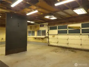 The garage is very well lit-this picture was taken at dusk.  The floor is cement, and the ceiling height is 10ft.