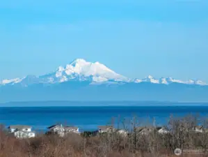 Property with snow-cap mountain views