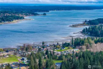 Less than 5 minutes to  Port of Allyn park, beach, and marina. Coffee shops and markets are just minutes away!