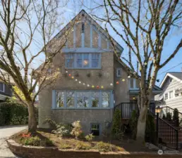 Lovely home on private lane with new roof