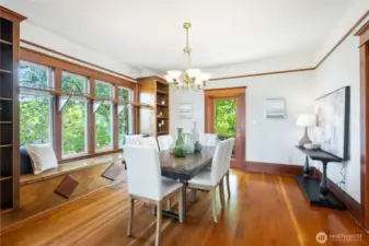 dining room opens to back yard deck