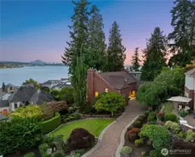 Welcome to Woodland Cove, a community set on the shores of Lake Washington
