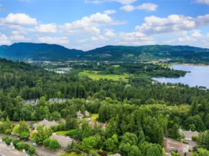 Downtown Issaquah and I-90 is also a short drive away. There are a plethora of amenities to choose from, including Costco's world HQ.