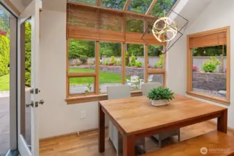 A sun-soaked eating area that offers direct access to the yard, perfect for enjoying meals al fresco.