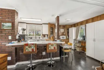 Lovely open counter to kitchen area.