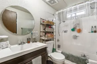 Great, fresh bathroom.