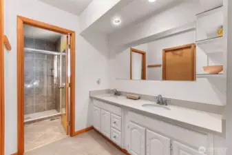 Primary bathroom en-suite with double sinks.