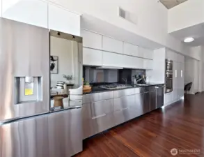 All updated kitchen with Bosh appliances , New Insta View Refrigerator