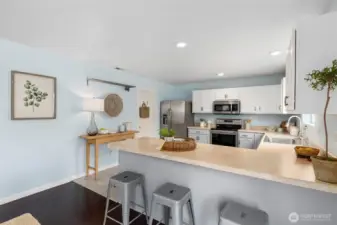 est in kitchen bar area...lots of space to cook and entertain!