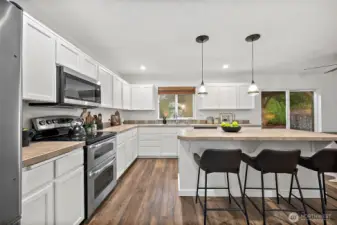 Spacious kitchen, freshly painted cabinets inside and out, new microwave too