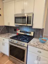 Gas Cooktop & tons of counterspace.