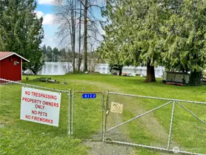 Wonderful private park with lake access! Keep your kayak here!