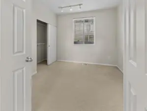 Offic/Bedroom Main Floor