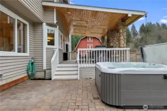 Relax and unwind in this beautifully maintained, modern hot tub — ideal for cozy winter evenings, stargazing summer nights, or everyday stress relief.