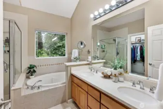 5 piece en-suite primary bathroom