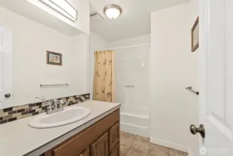 Full main bath.