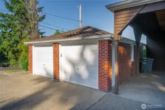Double garage and a double carport next to it give you plenty of covered parking.
