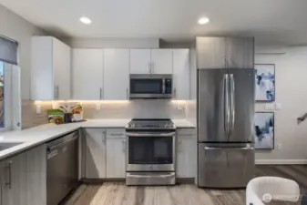 Modern chef's kitchen with tasteful finishes.