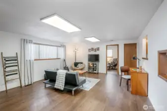 Additional finished room for leisure, entertaining, home business...