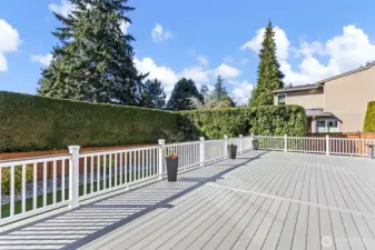 Huge deck for entertaining