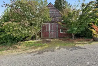 100 year old BARN, what a beaut.