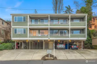 Welcome to The View West Condominiums. Walkable to the waterfront and to downtown Kirkland.