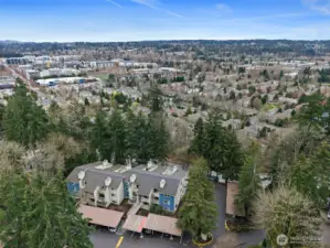 Welcome to the Redwoods Condominium, conveniently located close to Redmond Town Center, Bella Bottega, Microsoft campus, Parks, Library, Restaurants, Shopping and Freeway.