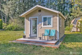 Adorable quilting cabin