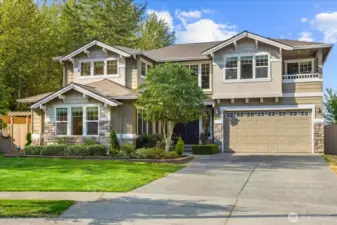 Beautiful craftsman tucked in a cul-de-sac waiting for you!