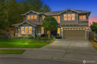 Beautiful craftsman tucked in a cul-de-sac waiting for you!