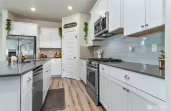 great working flow - Stainless Steel appliances - walk in pantry too