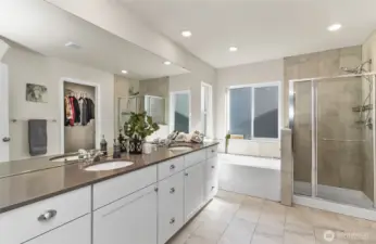 ahhhhh this is so beautiful and elegant - lots of room to get ready!
