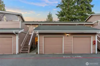 Spacious light & bright townhome overlooking Walter Hall Golf Course!